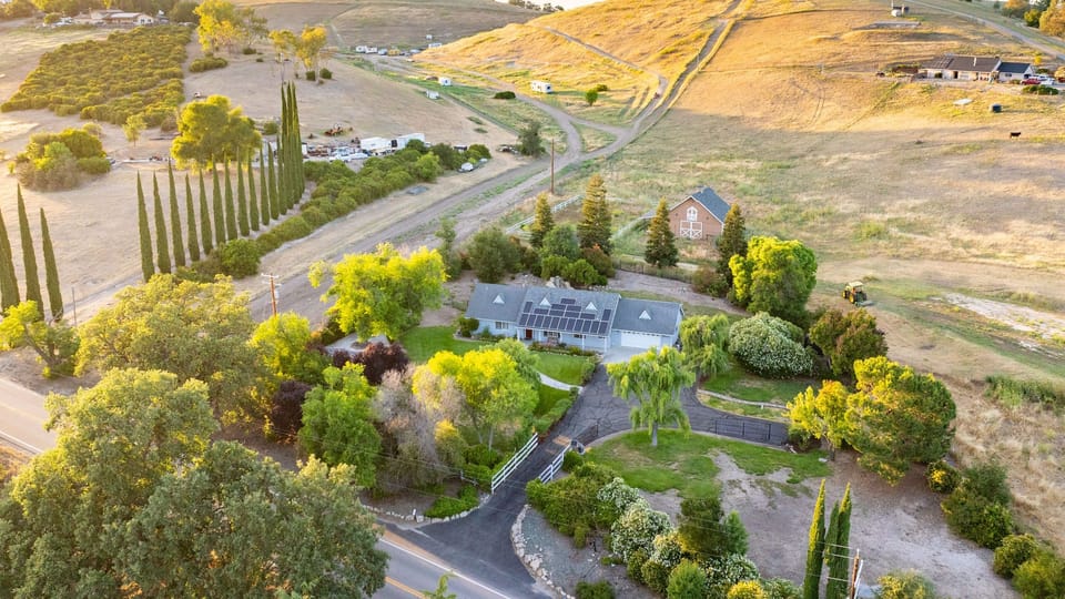 Summer Place by AvantStay | Waterfall Spa + Backyard | Atascadero Wine Country House in Sierra Nevada