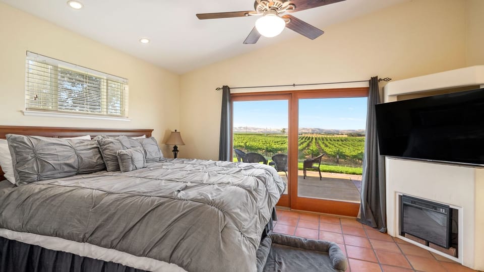 Wild Vines by AvantStay | Vineyard Views + BBQ Patio | Paso Robles Wine Country House in Sierra Nevada