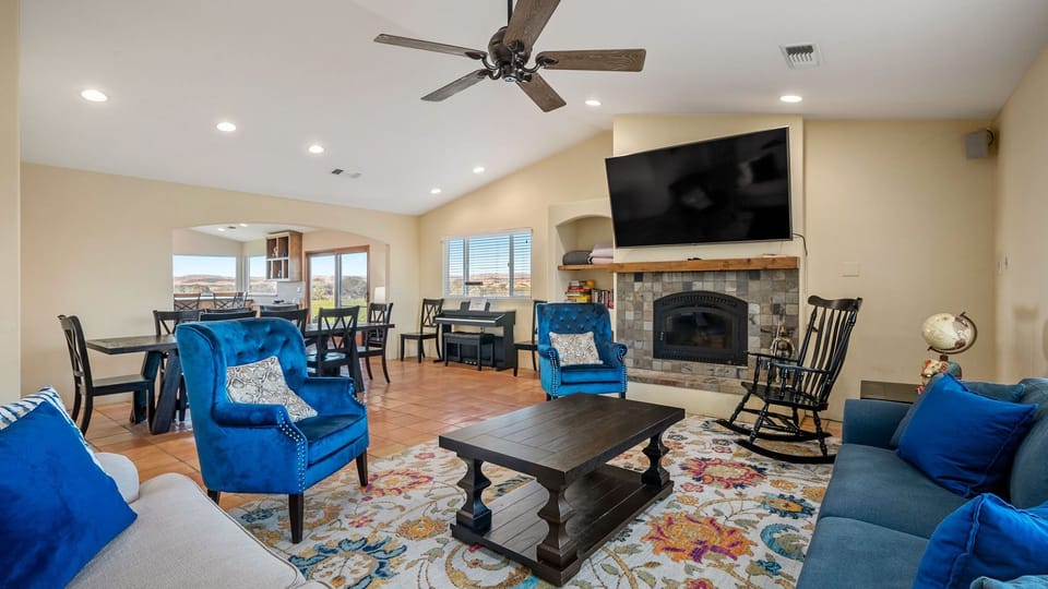 Wild Vines by AvantStay | Vineyard Views + BBQ Patio | Paso Robles Wine Country House in Sierra Nevada