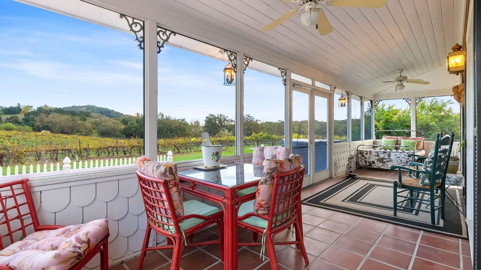Vineyard Retreat by AvantStay | Hot Tub + Firepit | Paso Wine Country House in Sierra Nevada