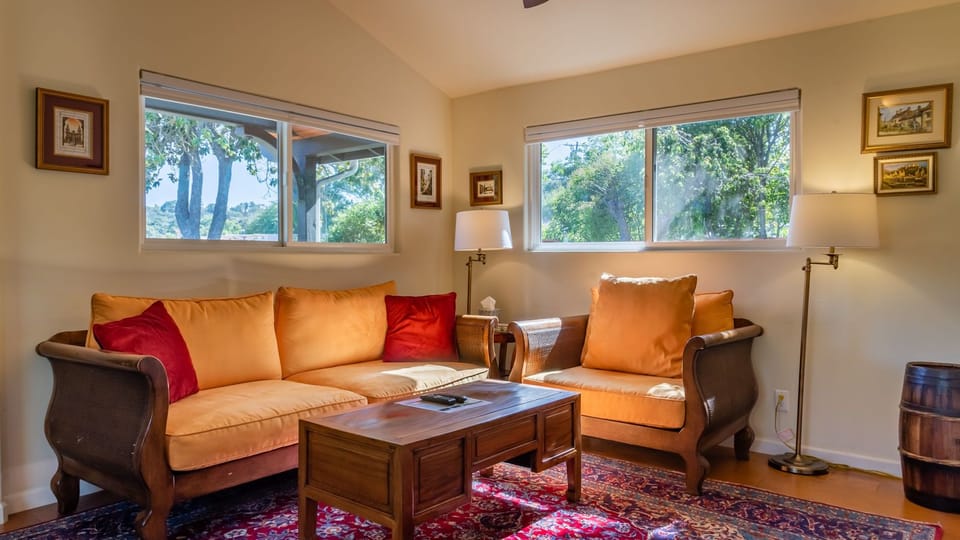 Quercus Acorn Cottage by AvantStay | 2 King Suites + Porch | Walkable Downtown Paso Robles House in Paso Robles