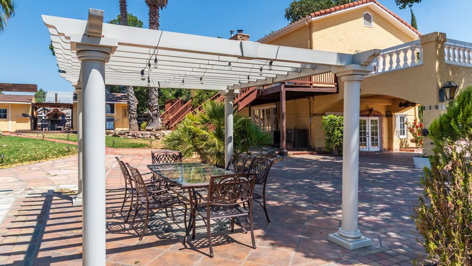 Union Road Schoolhouse by AvantStay | Sleeps 10 + Pizza Oven + Spa + Firepit | Historic 1923 Estate House in Paso Robles