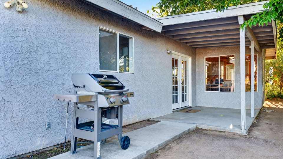 Warm terracotta walls, a sunlit dining table, and a fully equipped kitchen made for slow group breakfasts.