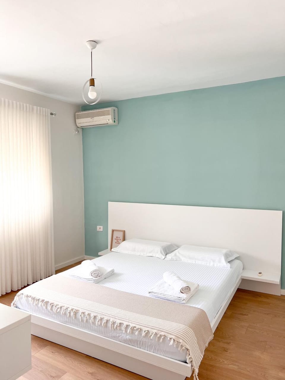 Bed, Photo of the whole room, Bedroom, air conditioner