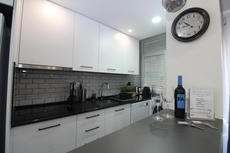 Kitchen or kitchenette, Alcoholic drinks, stove