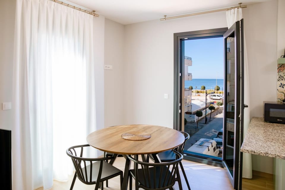 View (from property/room), Dining area, Sea view