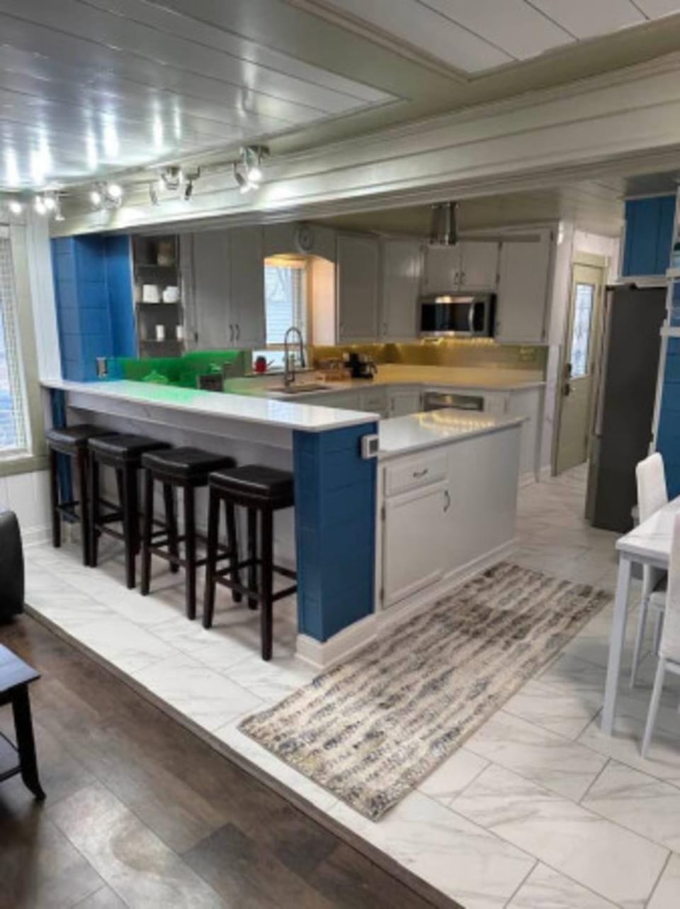 Kitchen or kitchenette, dishwasher, minibar, oven, stove