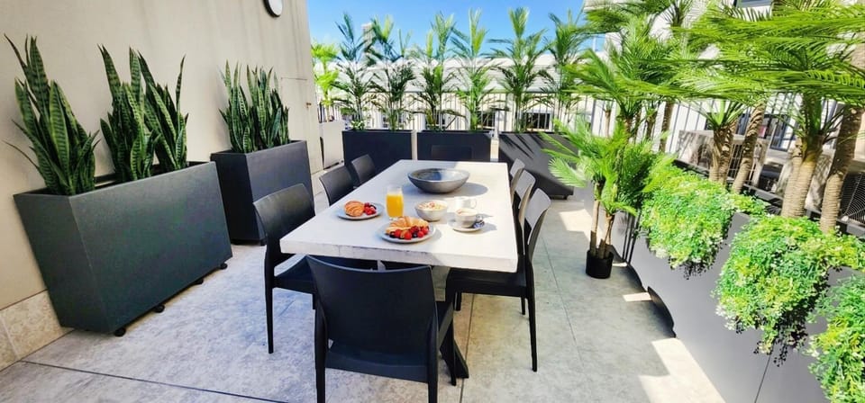Penthouse with Private Terrace, Parking + 2 Pools Apartment in Sydney