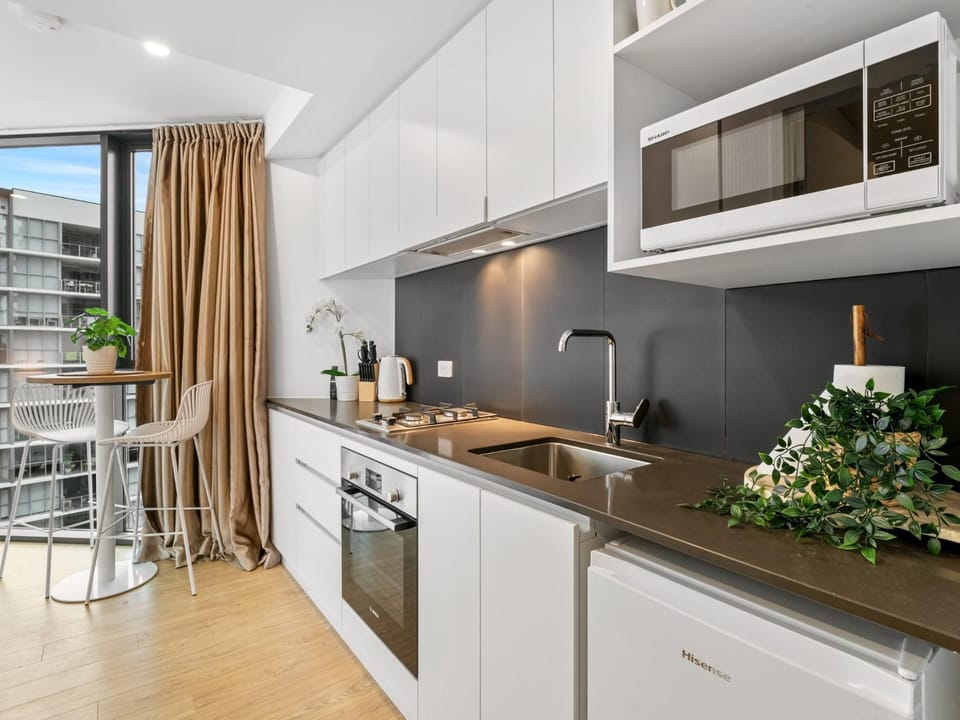 Brand-New Central Studio Apart with Views Apartment in Brisbane City