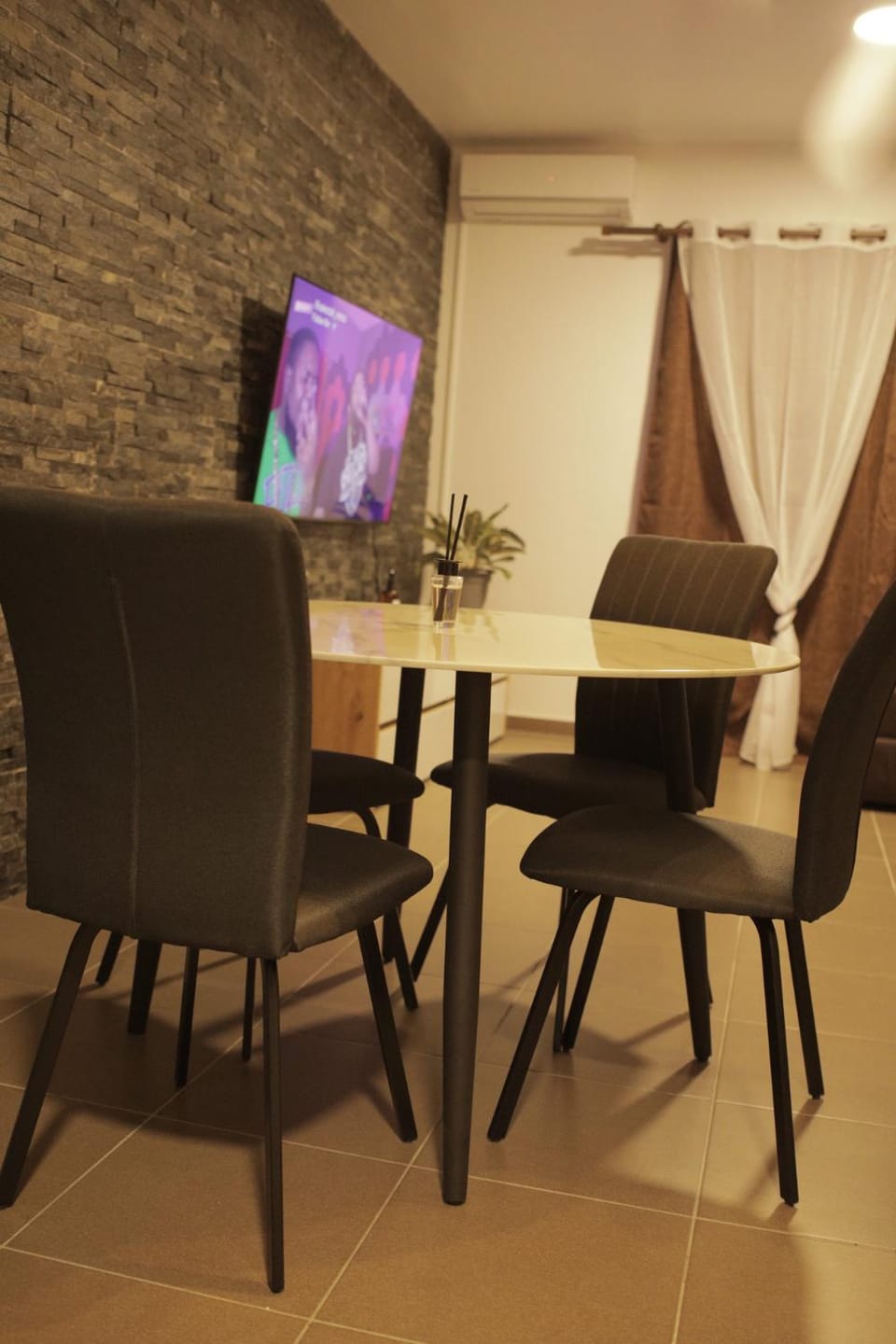 TV and multimedia, Living room, Lounge or bar, Seating area, Dining area