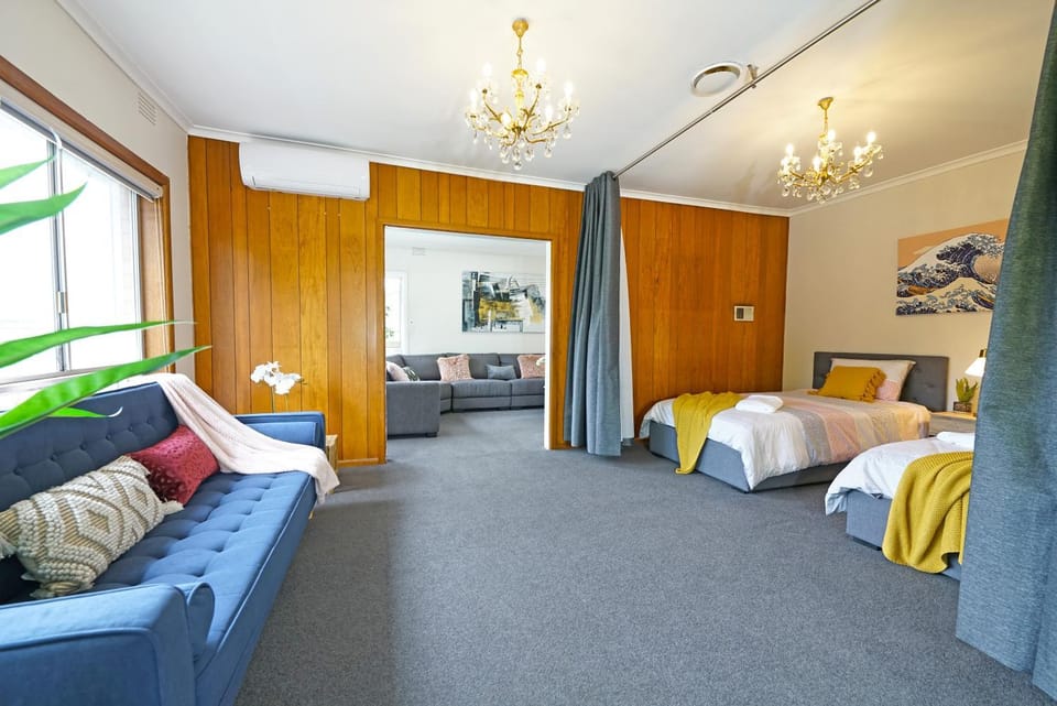 Bed, Photo of the whole room, Seating area