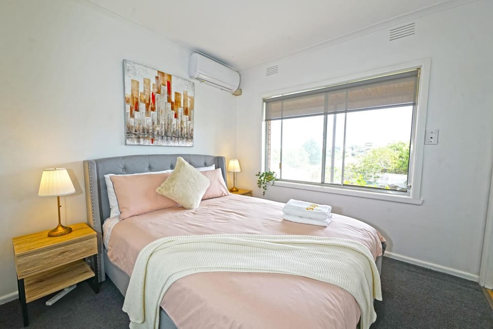 Bed, Bedroom, air conditioner