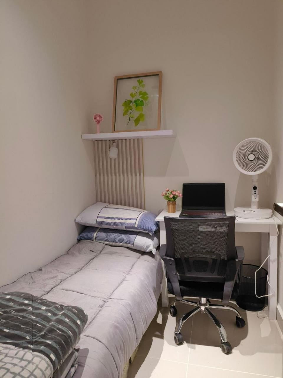 Bed, Photo of the whole room, hair dresser