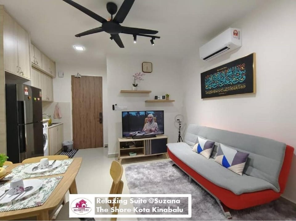 Communal lounge/ TV room, Bed, TV and multimedia, Living room, Photo of the whole room, Seating area, fireplace, air conditioner