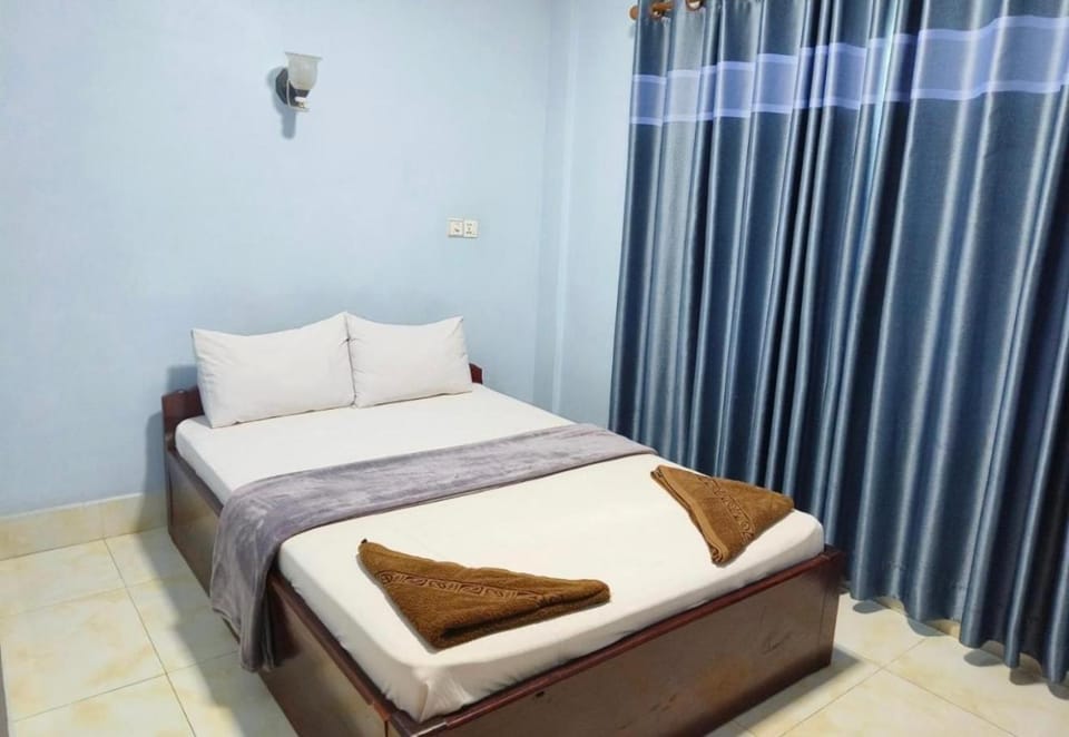 Bed, Photo of the whole room, towels
