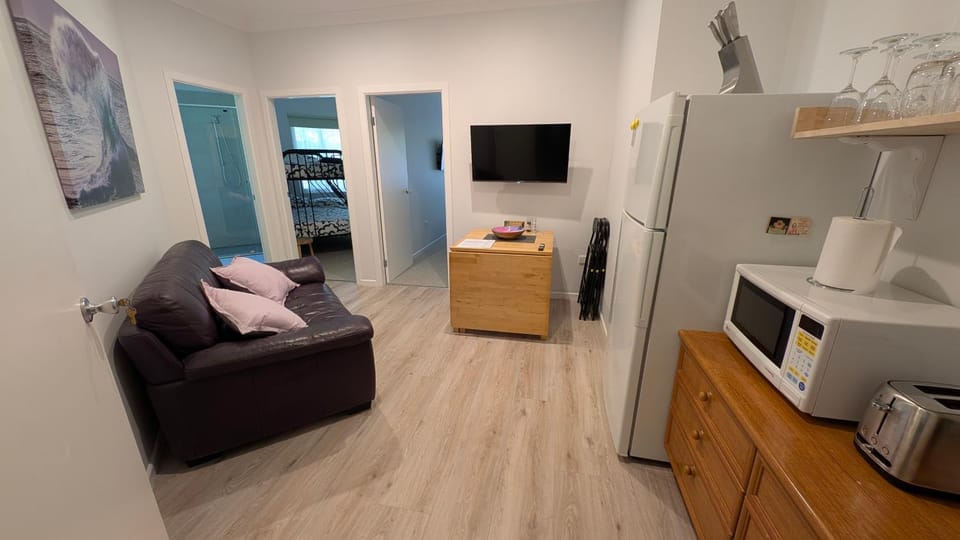 TV and multimedia, Living room, Seating area, toaster
