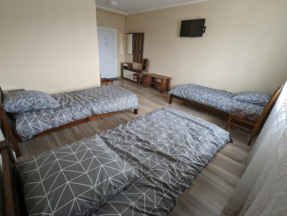 Bed, TV and multimedia, Photo of the whole room, Bedroom