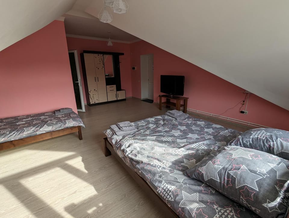 Bed, TV and multimedia, Bedroom