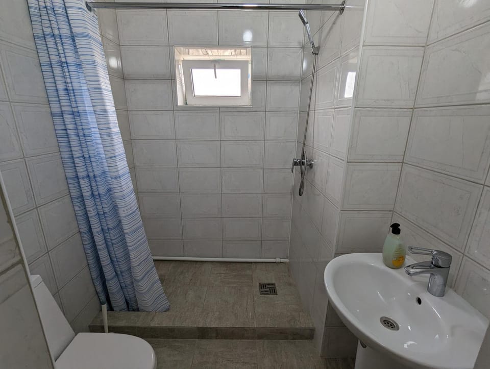 Shower, Toilet