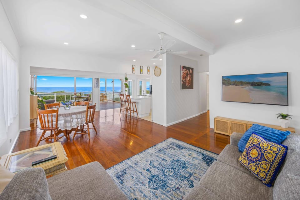 TV and multimedia, Living room, Seating area, Dining area, Sea view