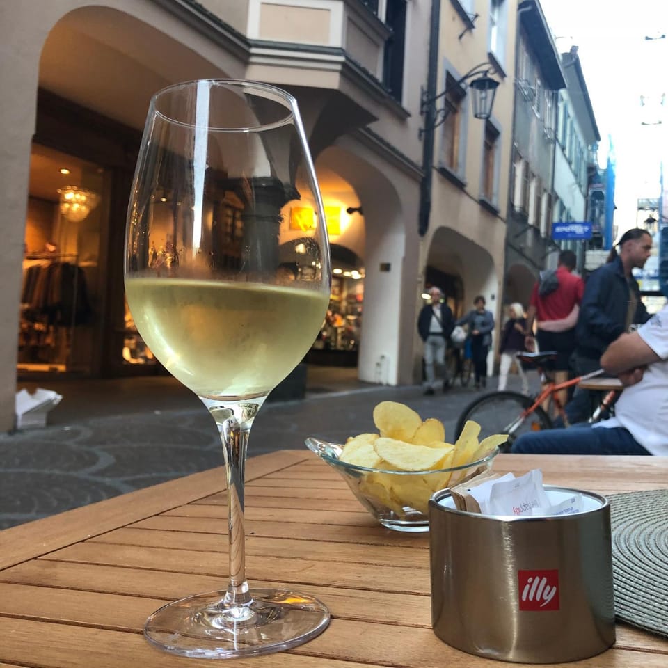 Restaurant/places to eat, Neighbourhood, Supermarket/grocery shop, Shopping Area