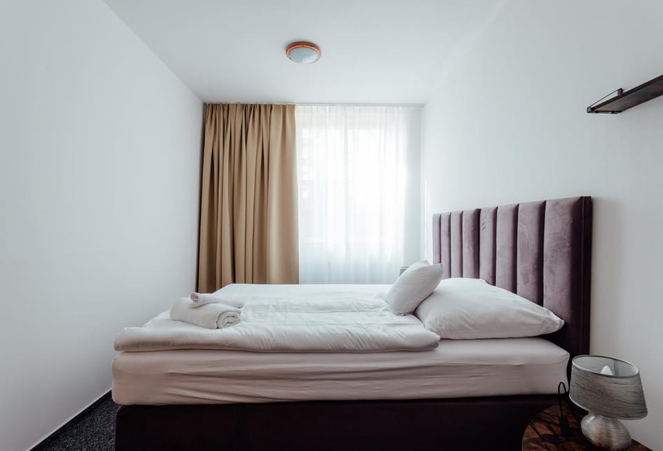 Photo of the whole room, Bedroom, towels