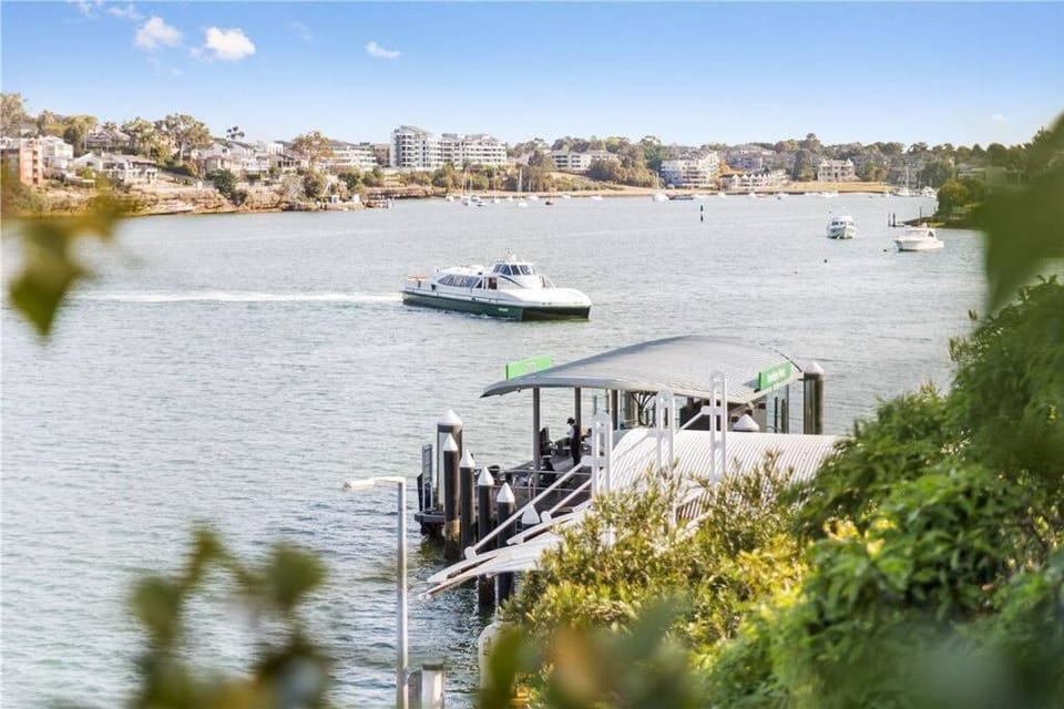GLAD1 - Monash Rd - Gladesville Apartment in Gladesville