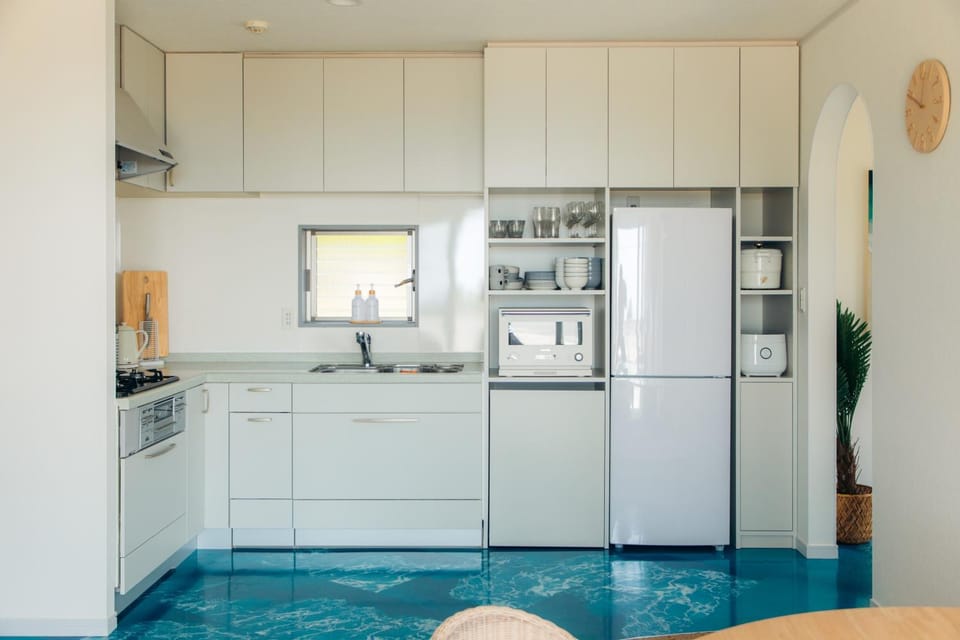 Kitchen or kitchenette, minibar, stove