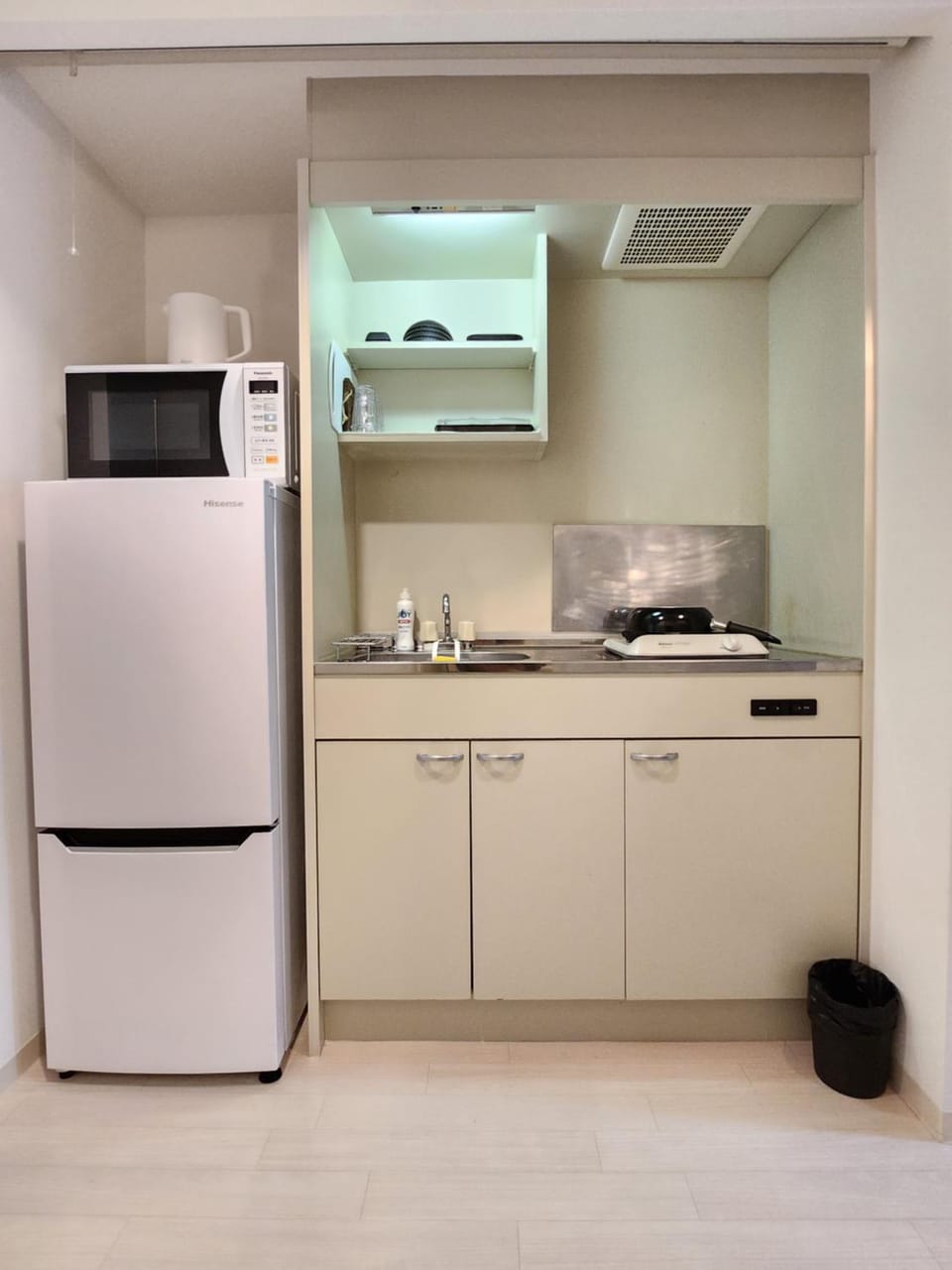 Kitchen or kitchenette, minibar, stove