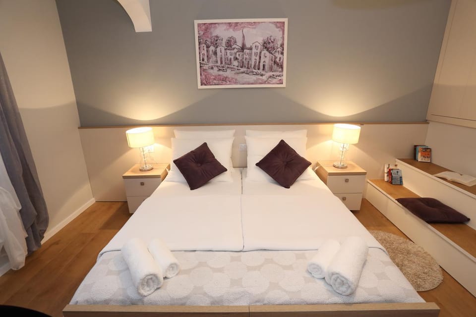 Bed, Bedroom, towels
