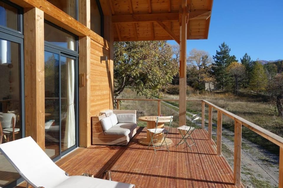 Chalet contemporain sur les hauteurs du lac de Serre-Ponçon Chalet in Provence-Alpes-Côte d'Azur
