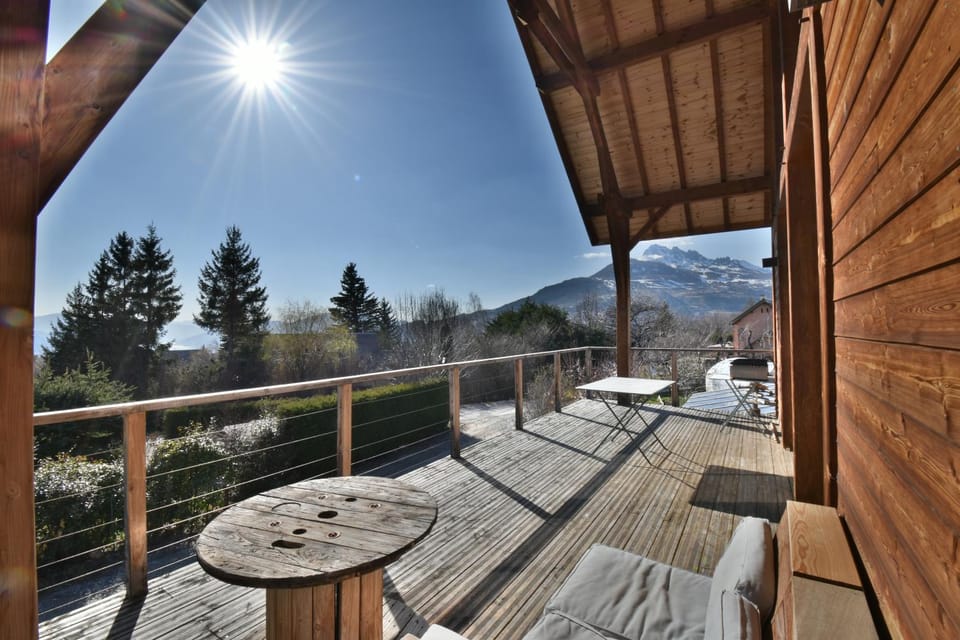 Chalet contemporain sur les hauteurs du lac de Serre-Ponçon Chalet in Provence-Alpes-Côte d'Azur