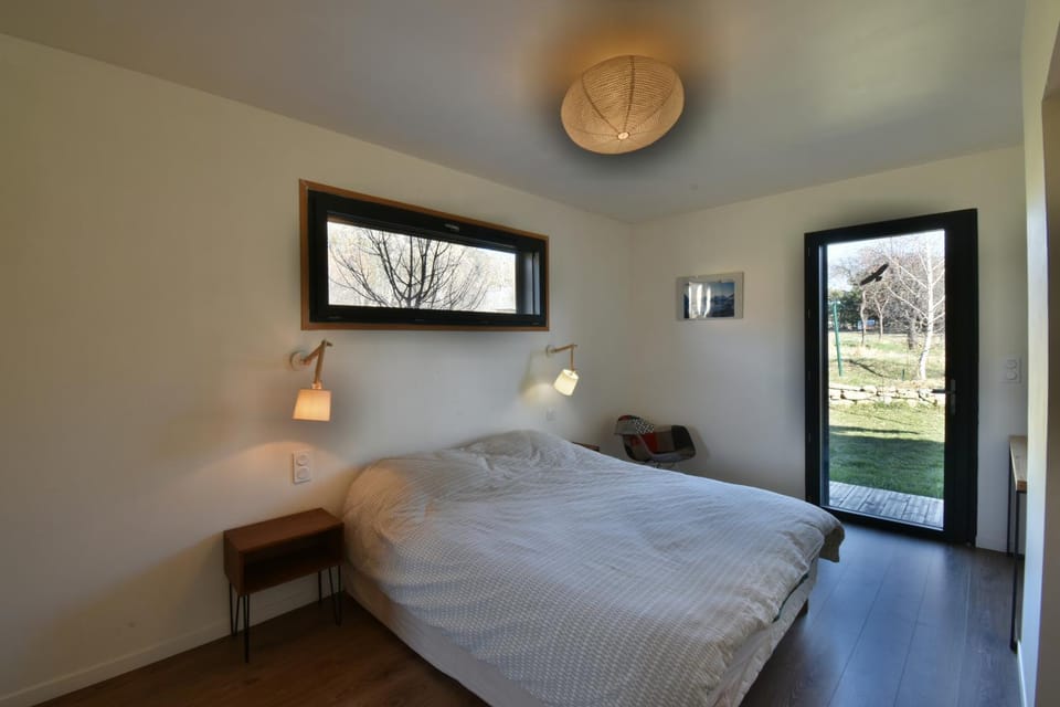 Chalet contemporain sur les hauteurs du lac de Serre-Ponçon Chalet in Provence-Alpes-Côte d'Azur