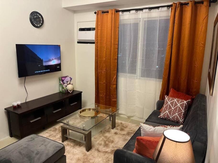 Communal lounge/ TV room, TV and multimedia, Living room, Seating area, Evening entertainment