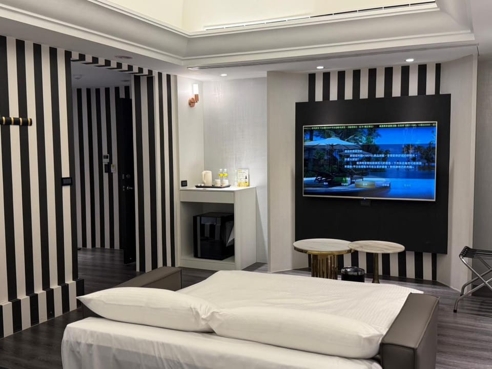 Bed, TV and multimedia, Photo of the whole room
