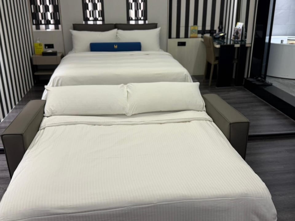 Photo of the whole room, Bedroom