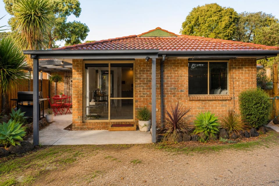 Property building, Patio, Facade/entrance, Garden, Seating area