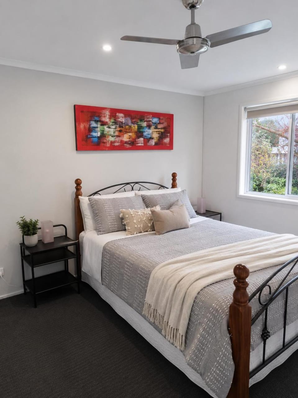 Bed, Photo of the whole room, Decorative detail, Bedroom, Garden view