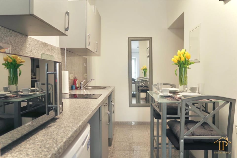 Kitchen or kitchenette, Dining area, minibar, stove