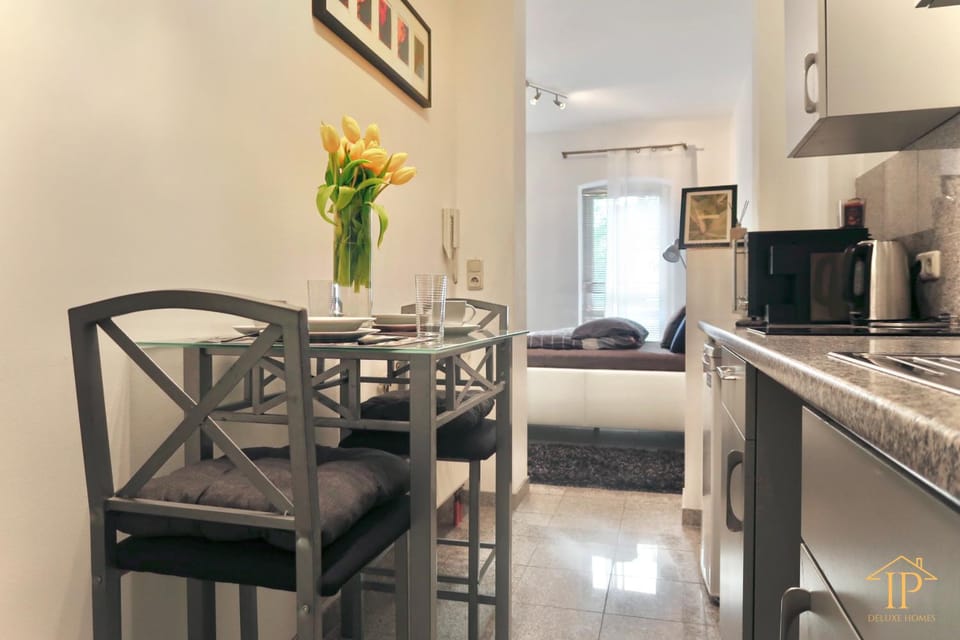 Kitchen or kitchenette, Living room, Seating area, Dining area, minibar, pet friendly, stove