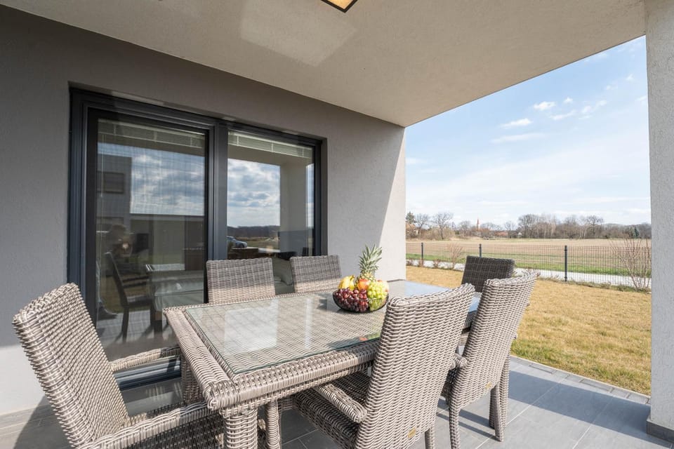 Spring, Day, Garden, View (from property/room), Balcony/Terrace, Seating area, Dining area