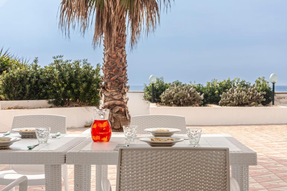 Natural landscape, Food and drinks, Dining area, Sea view