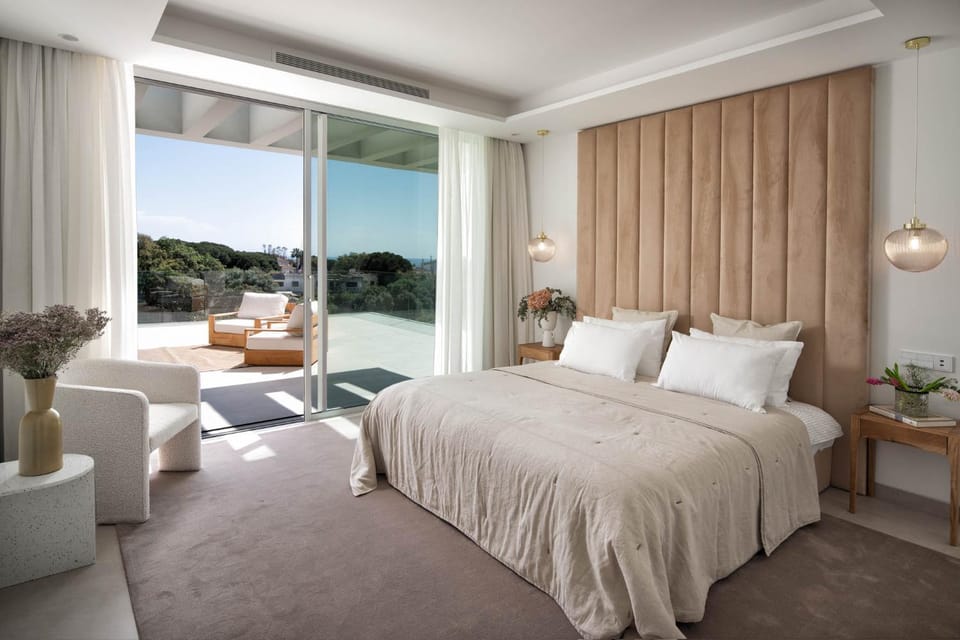 Bed, Seating area, Bedroom