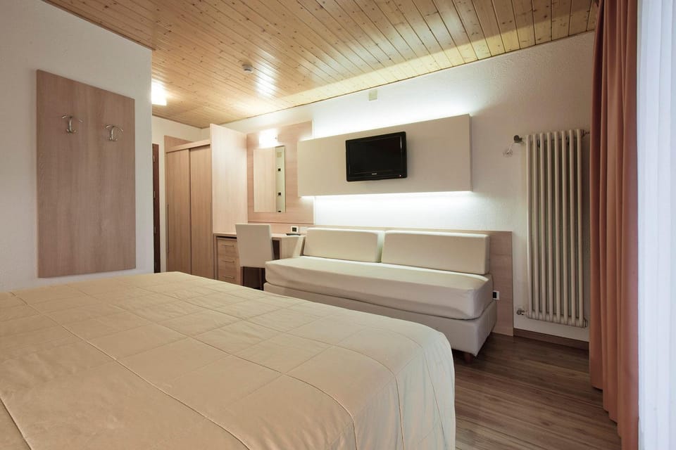 Bed, TV and multimedia, Photo of the whole room, Bedroom, hair dresser
