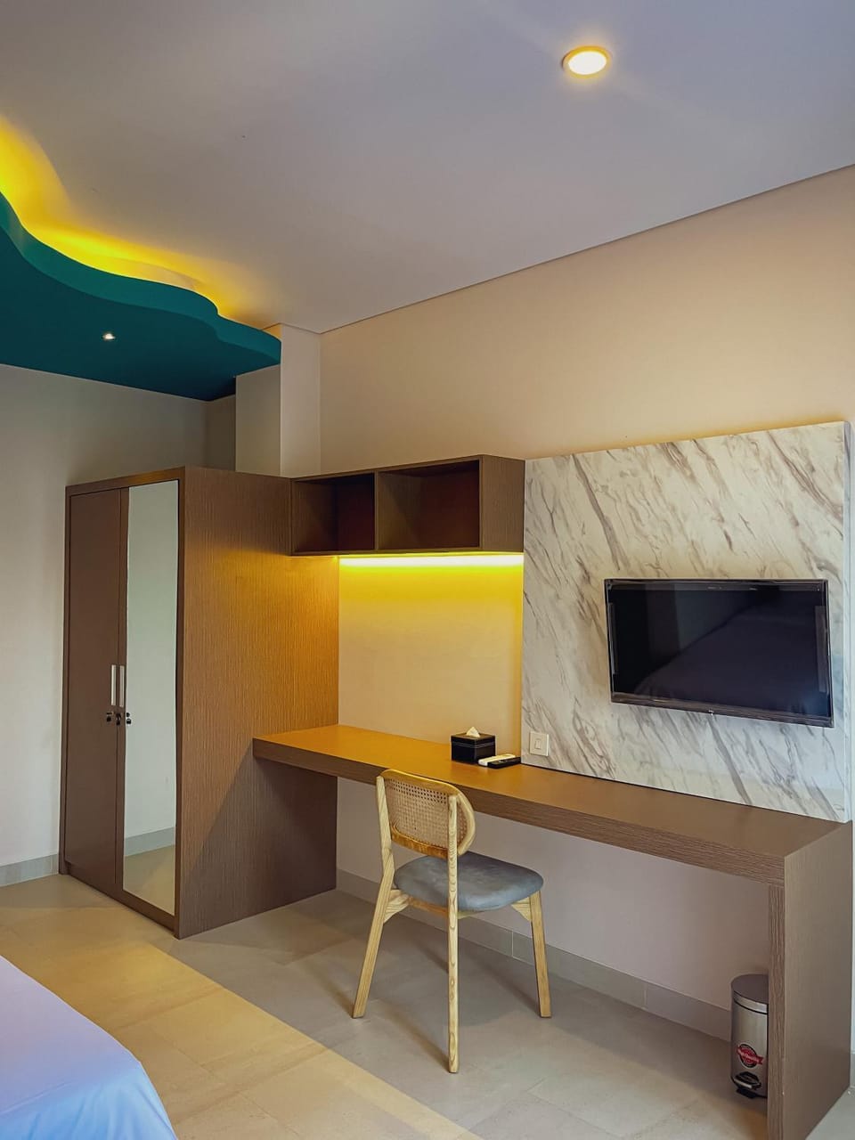 Bed, TV and multimedia, Photo of the whole room, Bedroom, hair dresser