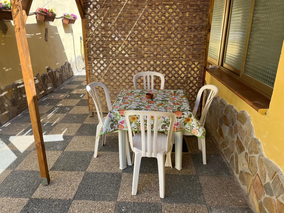 Patio, Day, Dining area