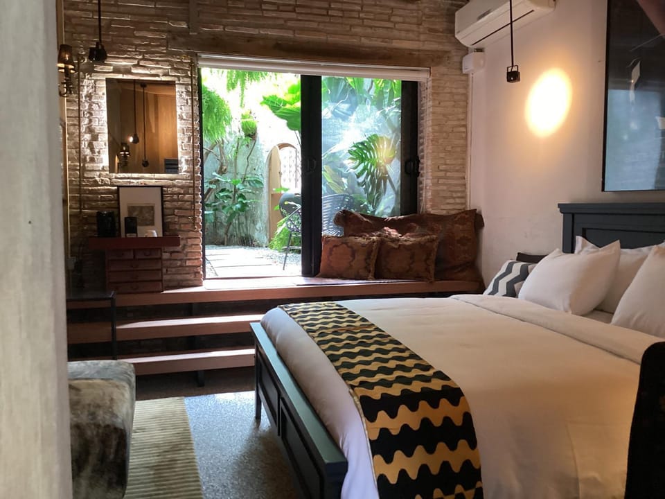 Bed, TV and multimedia, Photo of the whole room, Seating area, Bedroom, air conditioner