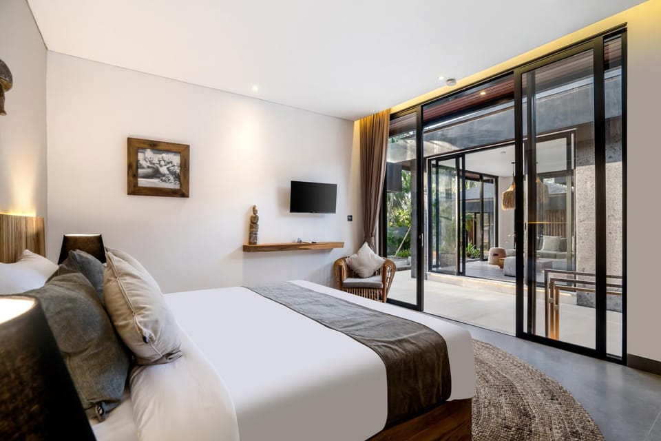 Bed, TV and multimedia, Seating area