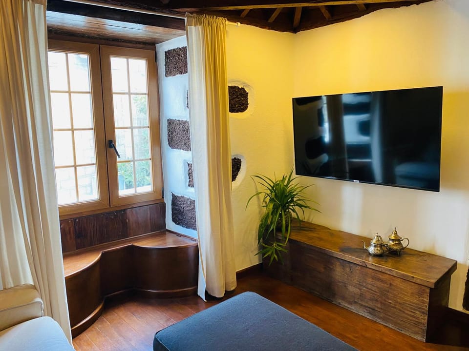TV and multimedia, Living room, Inner courtyard view