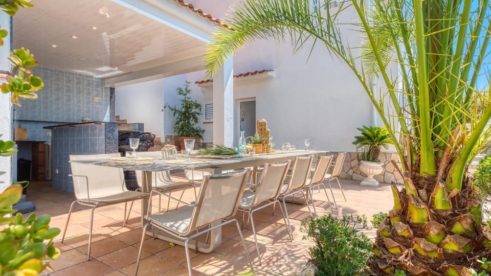Property building, Balcony/Terrace, Living room, Swimming pool